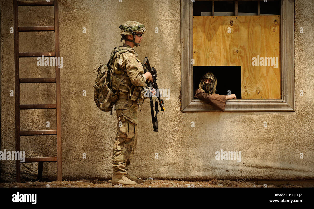 PFC. Dustin Corbin, Infanterist befestigt, Laghman Provincial Reconstruction Team, zieht innere Cordon Sicherheit während auf einer Lichtung Operation Joint Readiness Training Center, Fort Polk, Louisiana, Mai 20. Luftwaffe und Armee Personal kommen zusammen aus rund um den Globus, gemeinsam für eine einzigartige Mission in Afghanistan zu trainieren. Ihre Mission ist es, die lokale Bevölkerung und die Regierung Übergang zu einem Land unter der Leitung von Afghanen zu helfen.  Staff Sgt Ryan Crane Stockfoto