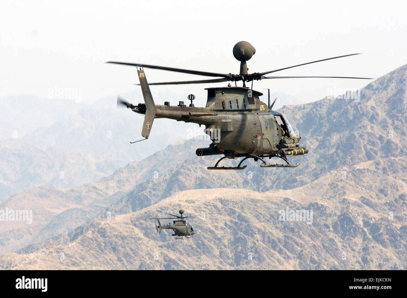 Zwei Task Force Saber, 82. Combat Aviation Brigade OH - 58D Kiowa Krieger fliegen in Richtung vielfältige Ausbildung in Jalalabad, Afghanistan, 2. März 2012.  Säbel der Kiowas führen die 82. Combat Aviation Brigade in OH-58 Stunden, die Brigade Flugstunde Rekorde in Afghanistan zu helfen.  82. CAB hat mehr als 65.000 Stunden seit der Übernahme im Oktober geflogen.  Sgt. 1. Klasse Eric Pahon, Task Force Poseidon Public Affairs Stockfoto