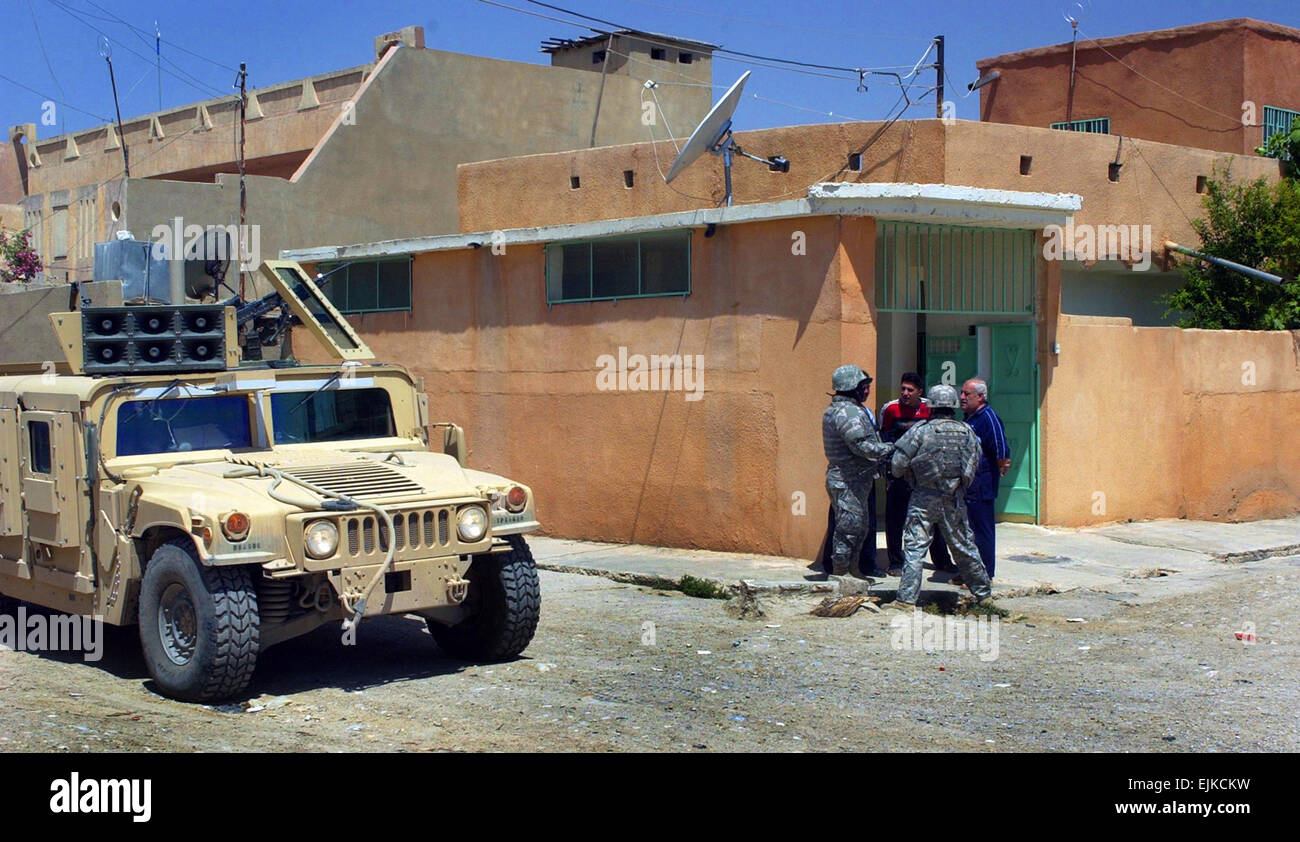 Eine irakische Polizisten von der Polizeistation Aruba bespricht lokale Anliegen mit US-Armeesoldaten aus 308. Psychological Operations 16. Mai 2007, in Kirkuk, Irak.  Staff Sgt Isaac B. Scruggs Stockfoto