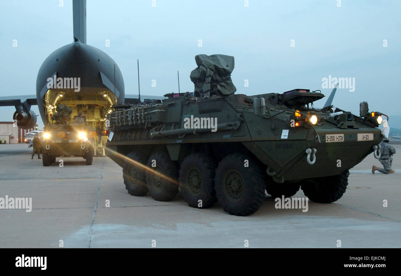 Zwei US-Army M1126 Stryker Infanterie Trägerfahrzeuge verlassen einer c-17 Globemaster Flugzeug in Daegu Air Base, Südkorea, 18. März 2007, sobald sie einen Luftbrücke Transport von Hickam Air Force Base, Hawaii, zur Unterstützung der Übungen Rezeption, Inszenierung, vorwärts-Bewegung und Integration/Fohlen Adler 2007 abgeschlossen. Die Übung ist Entschlossenheit demonstrieren, die Republik Korea Republik Korea gegen Aggression nach außen verbessern ROK/U.S. Kampfbereitschaft und Gelenk/kombinierter Interoperabilität zu unterstützen. Die Übung konzentriert sich auf strategische, operative und taktische Aspekte der allgemeinen militärischen Operationen in der Stockfoto