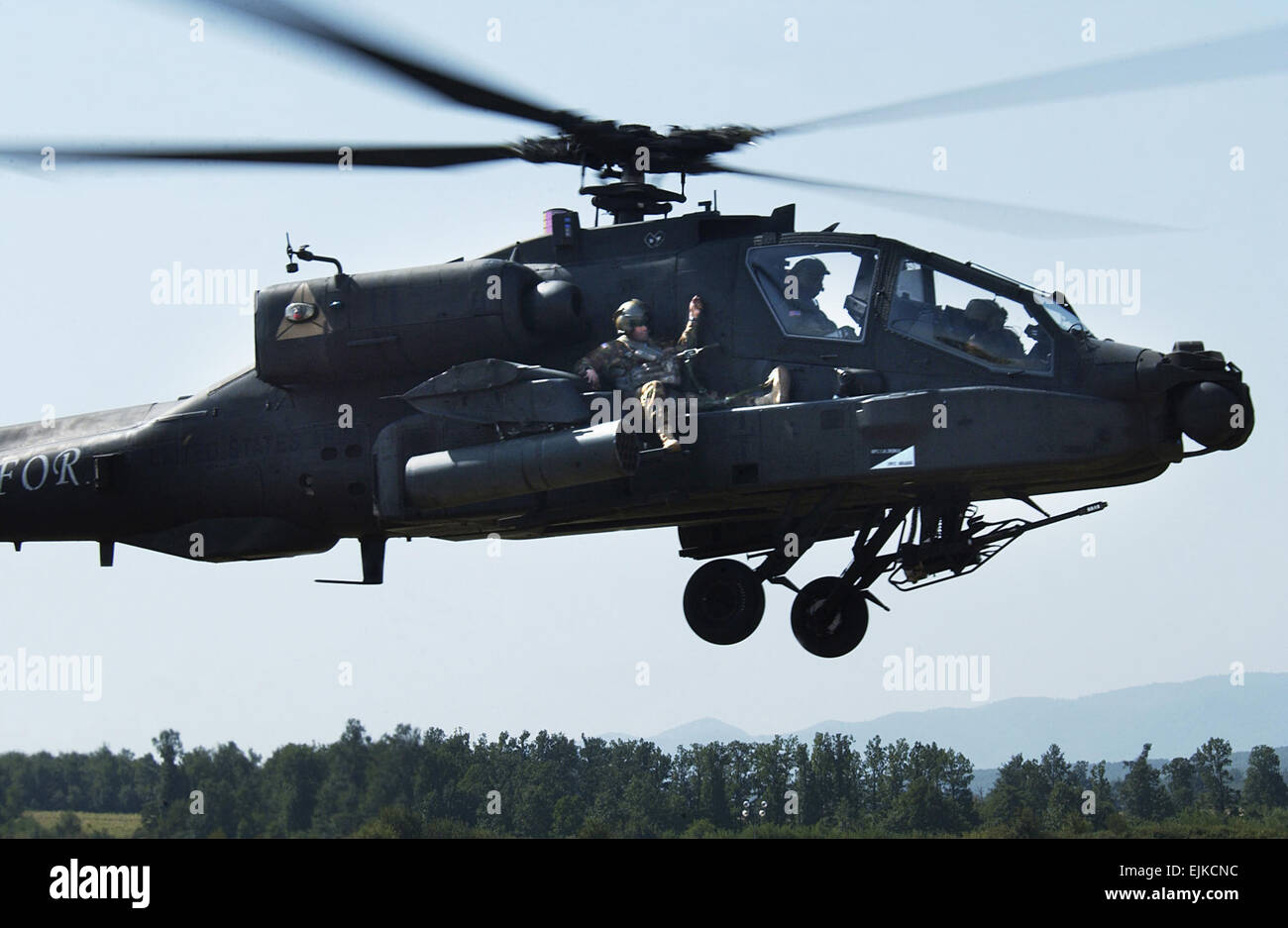 Captain Sean Spence, der TF Eage, B Co. Kommandant reitet Schrotflinte auf ein AH-64 Apache während einer Apache Extraktion Übung 25 Aug. am Camp Bondsteel, Kosovo. Stockfoto