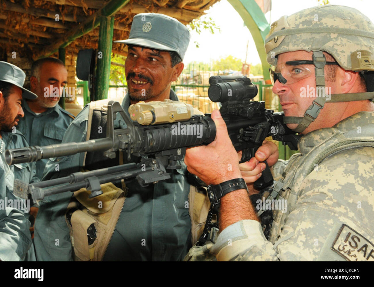 US Armee Sgt. Corey Marchegiani, Kavallerie Scout Truppe B, 1. Staffel, 172. Kavallerie-Regiment, veranschaulicht ein Afghan National Police Officer, die Laser-Augen auf sein Gewehr in Pul-e-Sayad hier Sept. 5 zu verwenden. Marchegiani, besuchte eine Hoosik Falls, N.Y., native und andere Mitglieder seines Zuges das Stadtteilzentrum in Pul-e-Sayad, arbeiten mit der ANP als 18 September Wahlen Ansatz fortzusetzen. Stockfoto