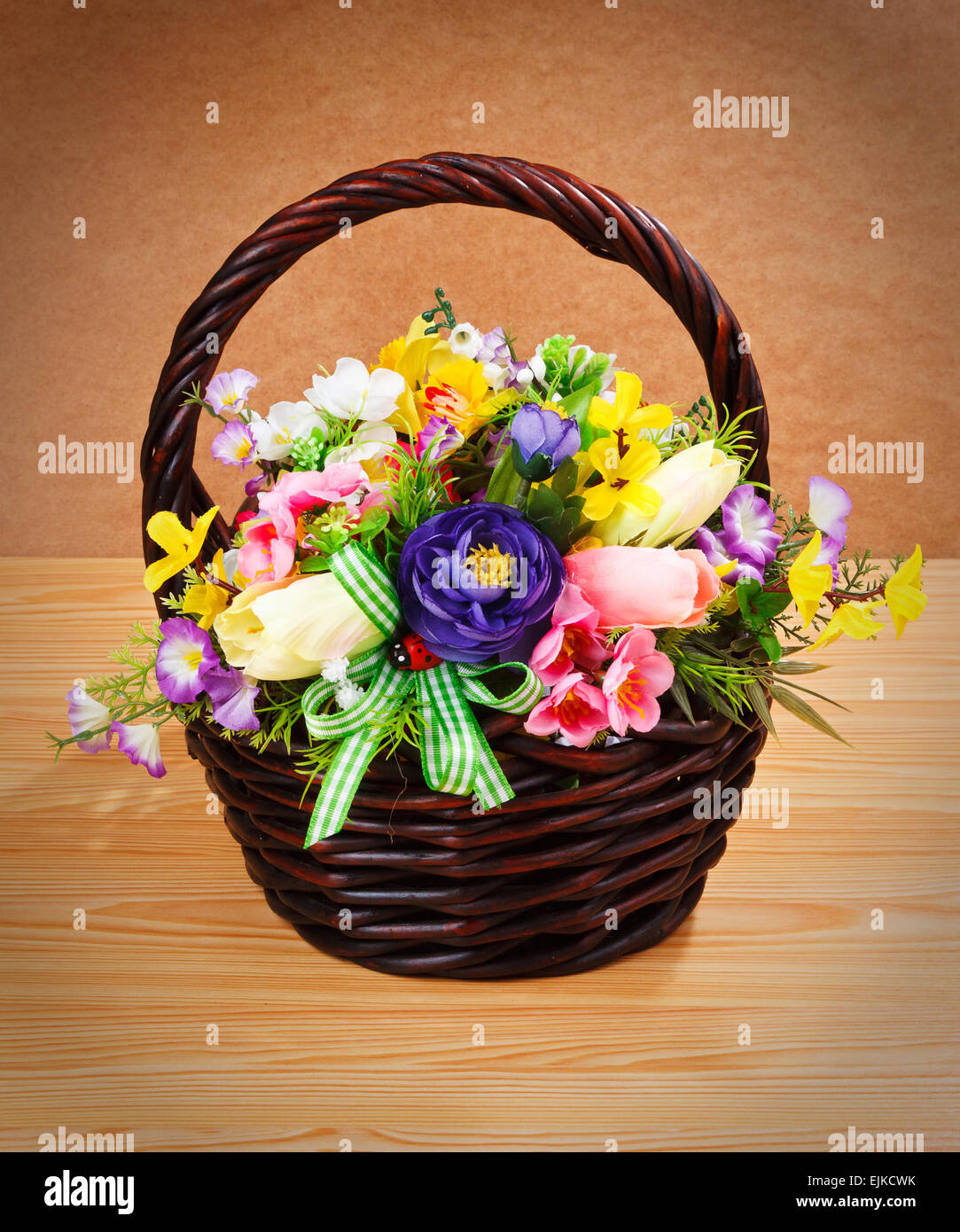 Schöne Blumen im Korb Stockfoto