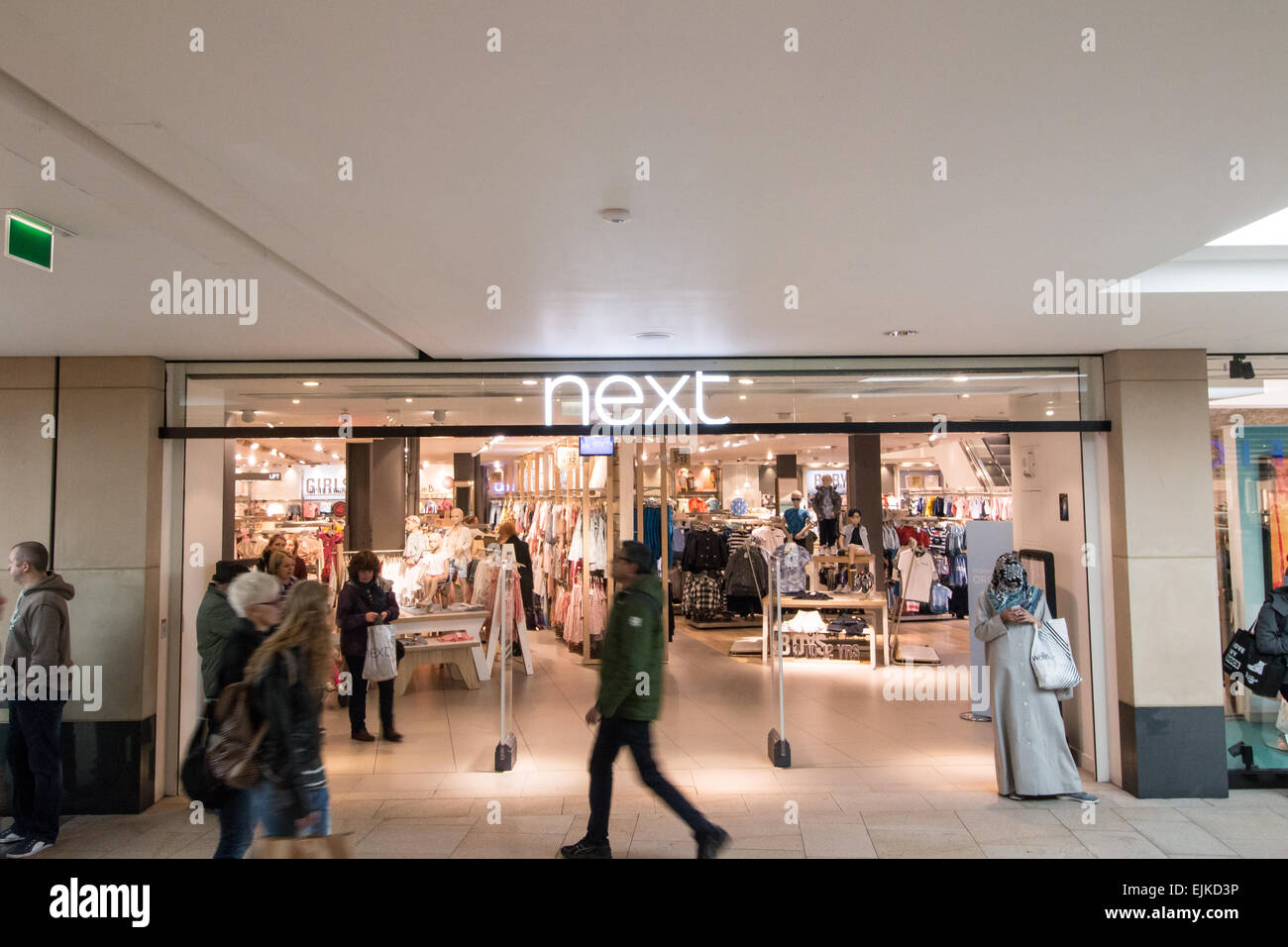 Nächsten Shop Shopper in Leeds Shopping Center. Unterschiedliche Menschen Stockfoto