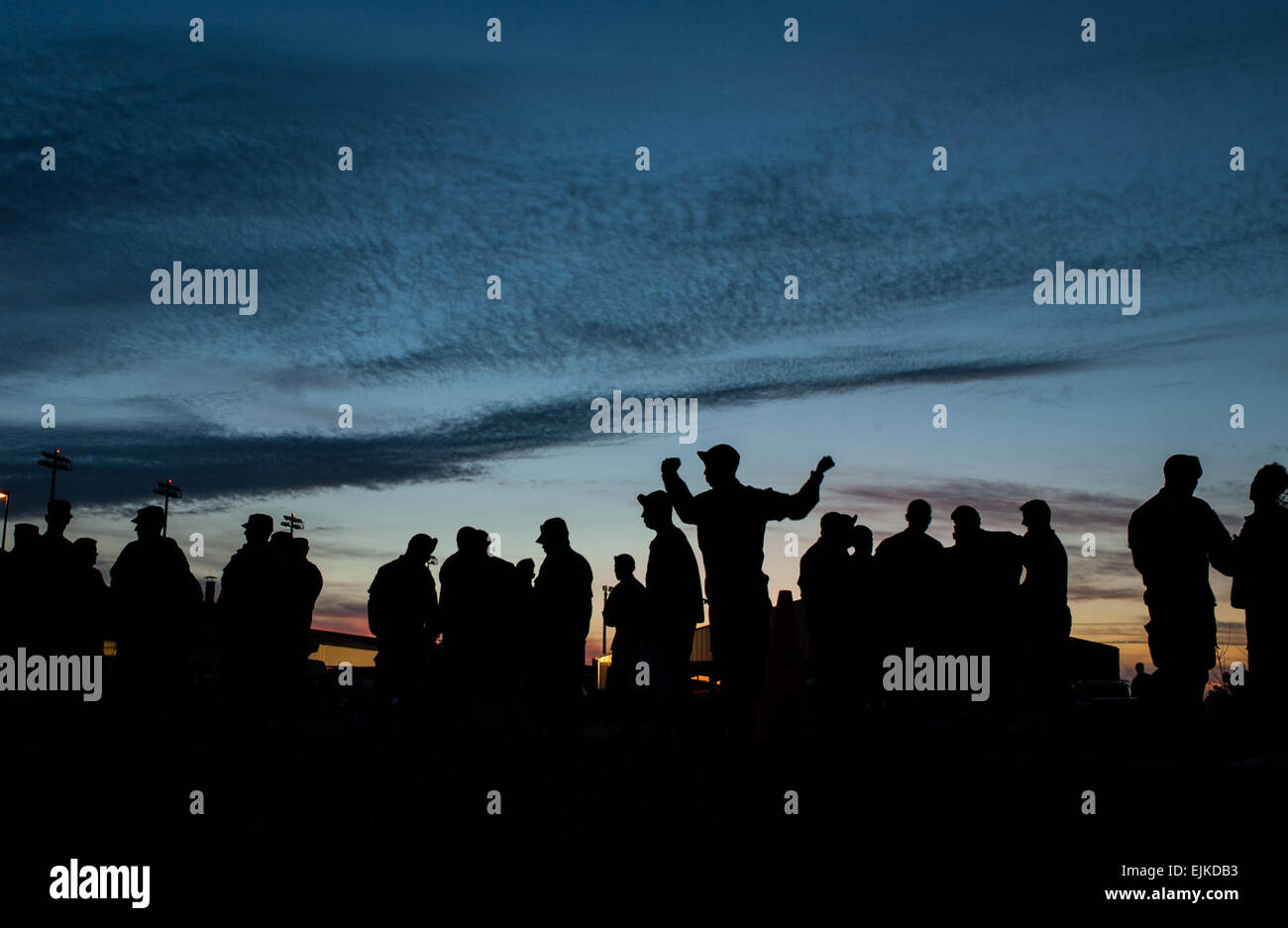 Tagesanbruch während Soldaten in der Schlange warten, ihre Spielzeuge für eine Chance auf den begehrten Platz für die 16. jährlichen Randy Oler Memorial Betrieb Spielzeug ablegen, bei Green Ramp, Papst Army Airfield, Fort Bragg, N.C., 6. Dezember 2013 zu spenden. Die erste Phase des Spielzeug-Tropfen enthält in einem ausgepackt Spielzeug zu bringen, um ein Ticket zu erhalten. Die Tickets werden dann zufällig gezogen, um den Sitz für den morgigen zerstreute Betrieb bei Sizilien-Drop-Zone zu verdienen. Im vergangenen Jahr gesammelten Betrieb Spielzeug fallen mehr als 12.000 Spielzeuge, die in North Carolina, Stiftungen und Organisationen gespendet wurden.  Timothy L. Hale Stockfoto