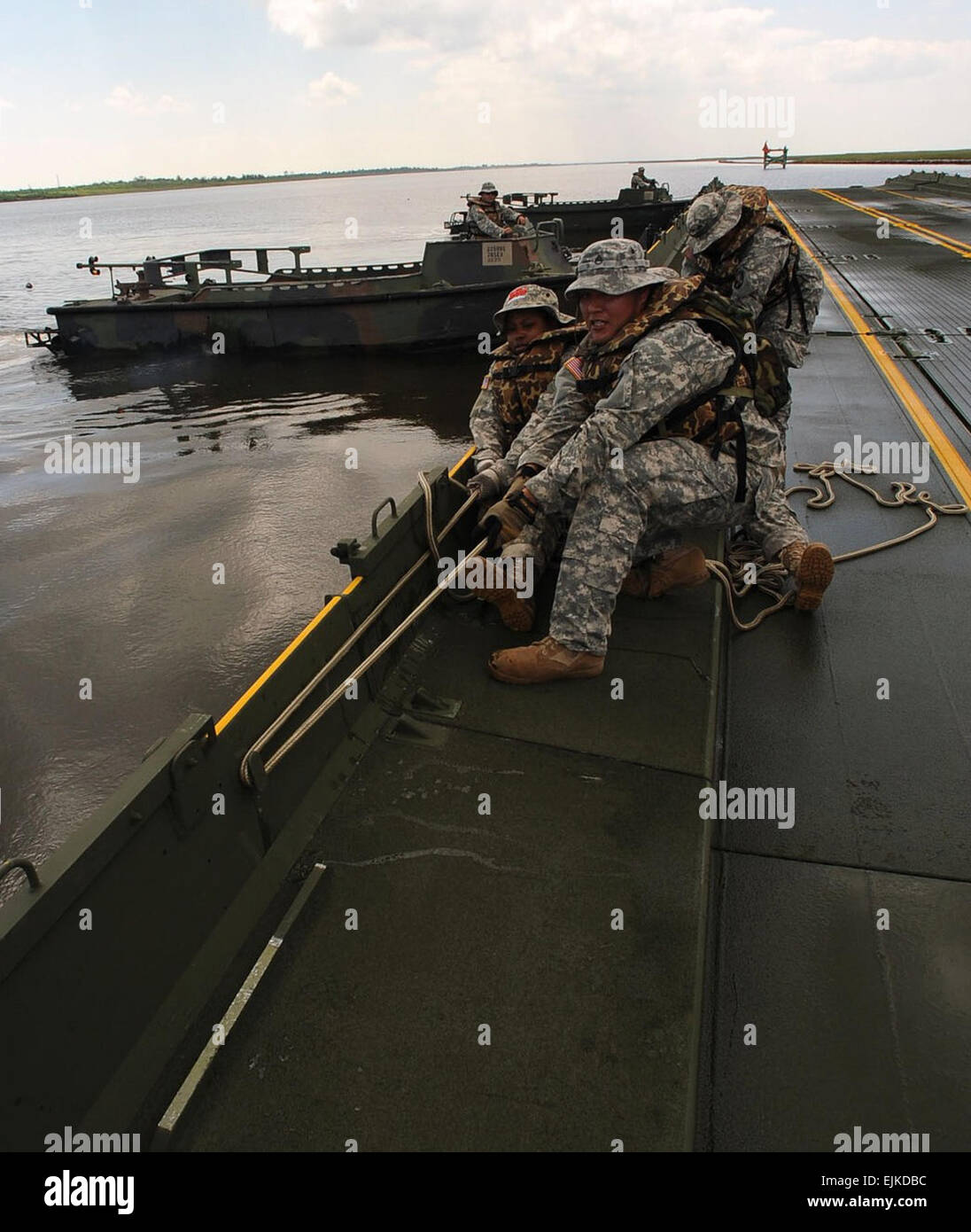 Louisiana Nationalgardisten der 2225th Multi-Role Bridge Company, 205. Pionierbataillon konstruieren ein 300-Fuß temporäre Kai, die Boote mit Ausleger und Lieferungen in Campo Marina in St. Bernard, Louisiana, am 6. Mai laden verwendet werden.           Louisiana Nationalgarde Soldaten kritisch Ölpest /-news/2010/05/07/38757-louisiana-national-guard-soldiers-critical-to-block-oil-slick/index.html blockieren Stockfoto Louisiana Nationalgardisten der 2225th Multi-Role Bridge Company, 205. Pionierbataillon konstruieren ein 300-Fuß temporäre Kai, die Boote mit Ausleger und Lieferungen in Campo Marina in St. Bernard, Louisiana, am 6. Mai laden verwendet werden.           Louisiana Nationalgarde Soldaten kritisch Ölpest /-news/2010/05/07/38757-louisiana-national-guard-soldiers-critical-to-block-oil-slick/index.html blockieren Stockfoto