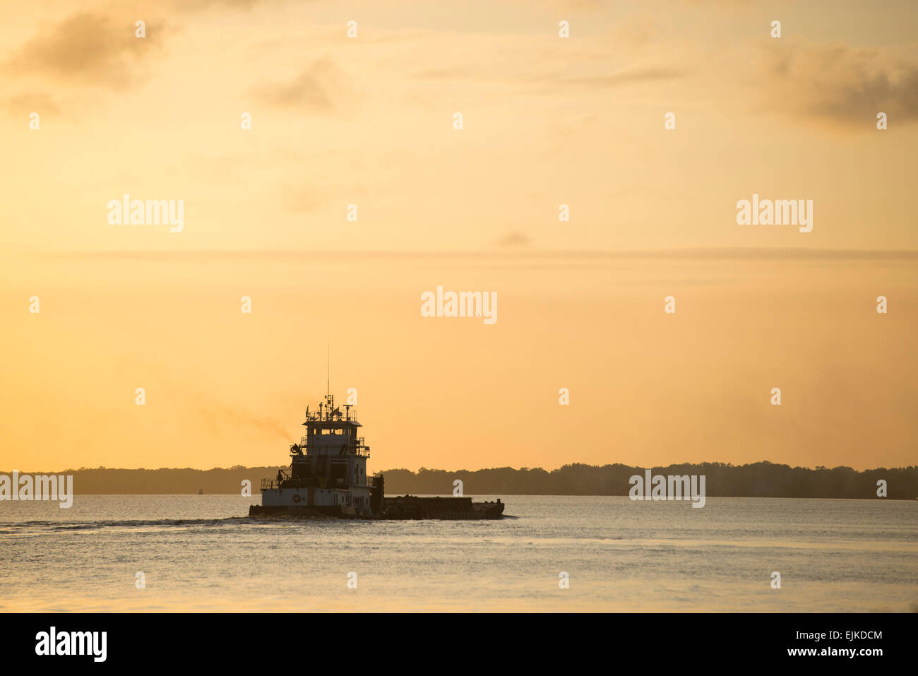 Boot auf dem Fluss Commewijne am Sonnenuntergang, Commewijne Bezirk, Suriname Stockfoto