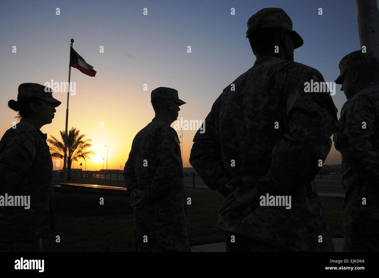 Während des Sonnenuntergangs am Camp Arifjan, Kuwait bereiten Soldaten bekämpfen 191. Sustainment Support Battalion und 436th Transport-Bataillon, die US-Flagge auf der dritten Armee-Hauptquartier, Samstag, 19. Januar 2013 zu senken.  SPC. Michael R. Gault, 191. Bekämpfung Sustainment Support Battalion Stockfoto