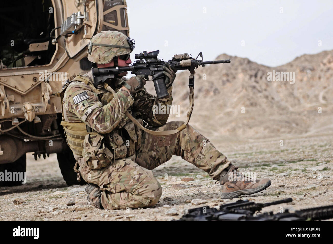 Armee 1st Lt. Michael White aus South Kingstown R.I, Zugführer der 3. Zug, Alpha Company, 1-182.-Infanterie-Regiment von Rhode Island National Guard, feuert sein Gewehr m-4 während einer Trainingsmission in der Nähe von Forward Operating Basis Maharadschahs Lam in Laghman Provinz Afghanistans. White und andere Mitglieder seines Zuges, die neben Air Force Personal arbeiten, als Teil von Laghman Provincial Reconstruction Team verbrachte den Tag gewinnen wertvolle Auslösezeit und training ihre Luftwaffe Pendants auf schwere Waffen wie den Granatwerfer MK-19 und das Kaliber.50 Maschinengewehr. Stockfoto