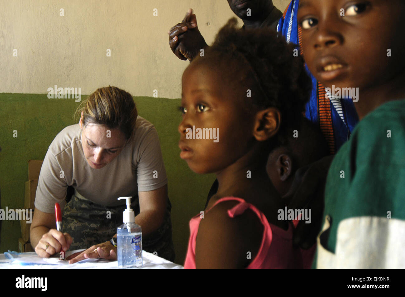 US Army Captain Laura Porter verschreibt Medikamente für Kinder während einer medizinischen Fähigkeiten Übung 3. September 2007, in Senkoro, Mali, im Rahmen des Steinschloss 2007. Die Übung, die Beziehungen des Friedens, der Sicherheit und der Zusammenarbeit zwischen den Nationen der Trans-Sahara fördern soll, ist Teil der Trans-Sahara-Anti-Terror-Partnerschaft. Die TSCTP ist eine integrierte, Multiagentur Anstrengung der US State Department, US Agentur für internationale Entwicklung und des US-Verteidigungsministeriums.  Techn. Sgt Jeromy K. Cross Stockfoto