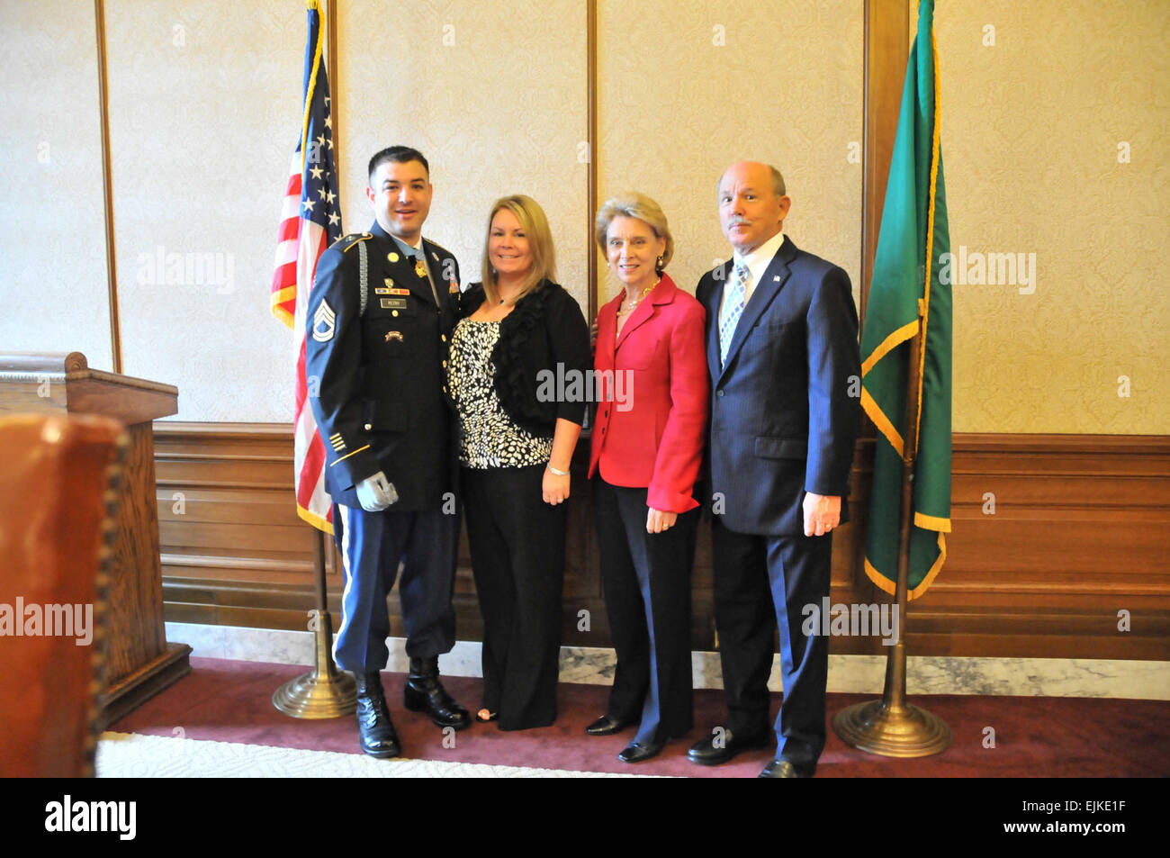 Sgt. 1. Klasse Leroy A. Petry, 75th Ranger Regiment Ehrenmedaille Empfänger, posiert für ein Foto mit seiner Frau Ashley, an der Washington State Gouverneurin Christine Gregoire, und der erste Gentleman Mike Gregoire im Büro des Gouverneurs in Olympia, 20 Juli. : 1. SFG Sgt. David N. Russell ein Public Affairs Stockfoto