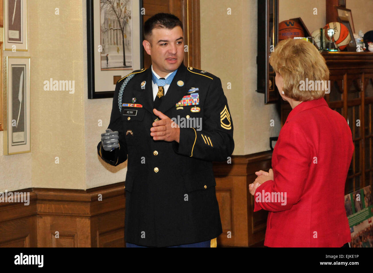 Sgt. 1. Klasse Leroy A. Petry, 75th Ranger Regiment Ehrenmedaille Empfänger, engagiert sich im Gespräch mit der Gouverneurin Christine Gregoire bei seinem Besuch in ihrem Büro in Olympia, 20 Juli. : 1. SFG Sgt. David N. Russell ein Public Affairs Stockfoto