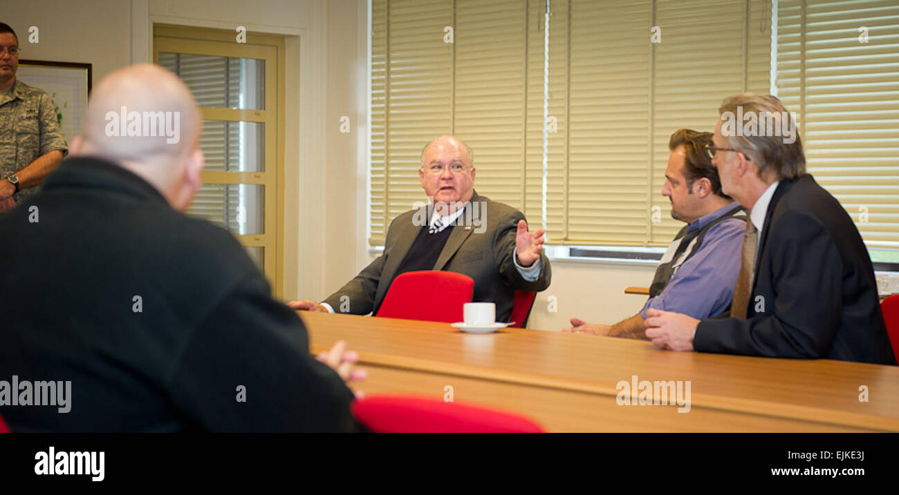 Unter Secretary Of The Army Joseph W. Westphal besucht das oberste SHAPE Headquarters Allied Powers Europe Situationsbewusstsein der NATO Prioritäten und Beiträge zur internationalen Sicherheit Kräfte-Afghanistan ISAF-A am 19. November 2012 zu gewinnen. Achtundzwanzig Länder in das NATO-Bündnis sind derzeit an der ISAF-Mission in Afghanistan beteiligt. Während seines Besuchs Westphal auch trafen sich mit wichtigen Führern, tourte die Form International School und traf sich mit Army War College Fellows. Westphal Besuch in der zentrale ist ein Vorspiel zu seinem jährlichen Thanksgiving Besuch mit Soldaten in Afghanistan wi Stockfoto