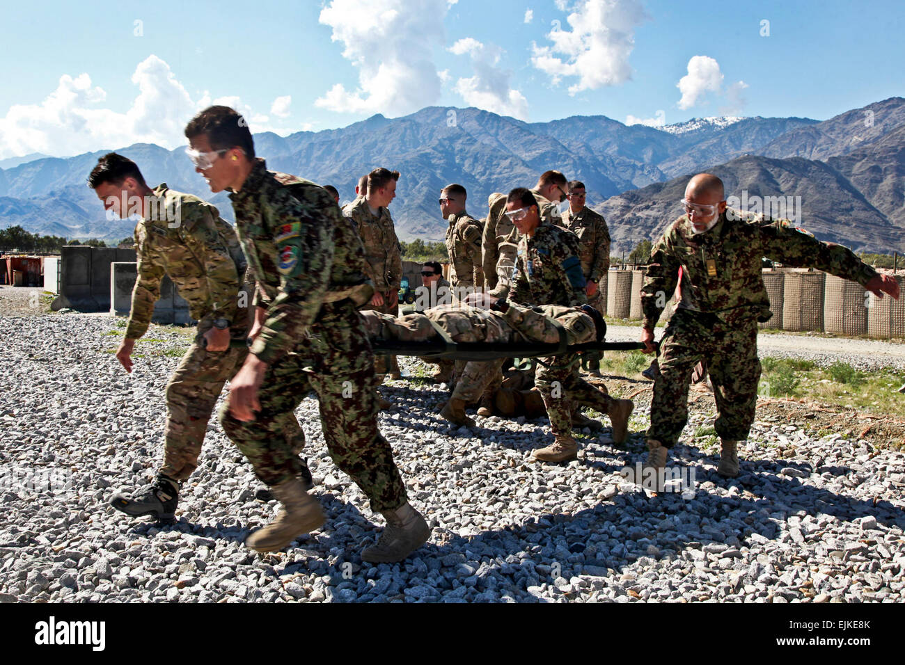 US-Soldaten, das 2. Bataillon, 327th Infanterie-Regiment, 1st Brigade Combat Team, 101. US-Luftlandedivision und Afghan National Army Soldaten, die 2. Brigade zugewiesen zugewiesen 201. Corps tragen einen simulierten Unfall von einem UH-60 Black Hawk-Hubschrauber in medizinische Evakuierung Ausbildung bei Forward Operating Base Joyce, Provinz Kunar, Afghanistan, 25. März 2013.  SPC. Ryan Hallgarth Stockfoto