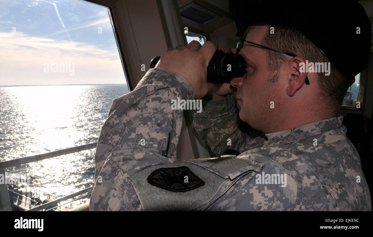 Executive Officer, Chief Warrant Officer Ned Walsh Logistic Support Vessel-4, Generalleutnant William B. Bunker, 1099th Transport-Abteilung, 10. Trans-Bataillon, 7. Sustainment Brigade, Fort Eustis, Virginia überwacht die Gewässer des James River von der Schiffsbrücke es segelt in Richtung gemeinsame Expeditionary Base Little Creek während des Bataillons Feld Übung 7. Februar.  Sgt. 1. Klasse Kelly Jo Bridgwater, 7. Sustainment Brigade Public Affairs Stockfoto
