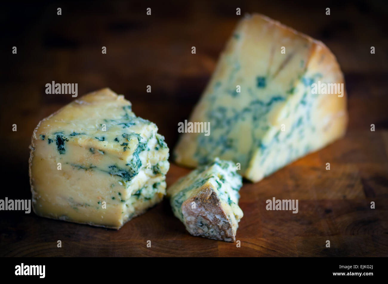 Reife blau verschimmelten Käse Stilton - dunklen Hintergrund Stockfoto