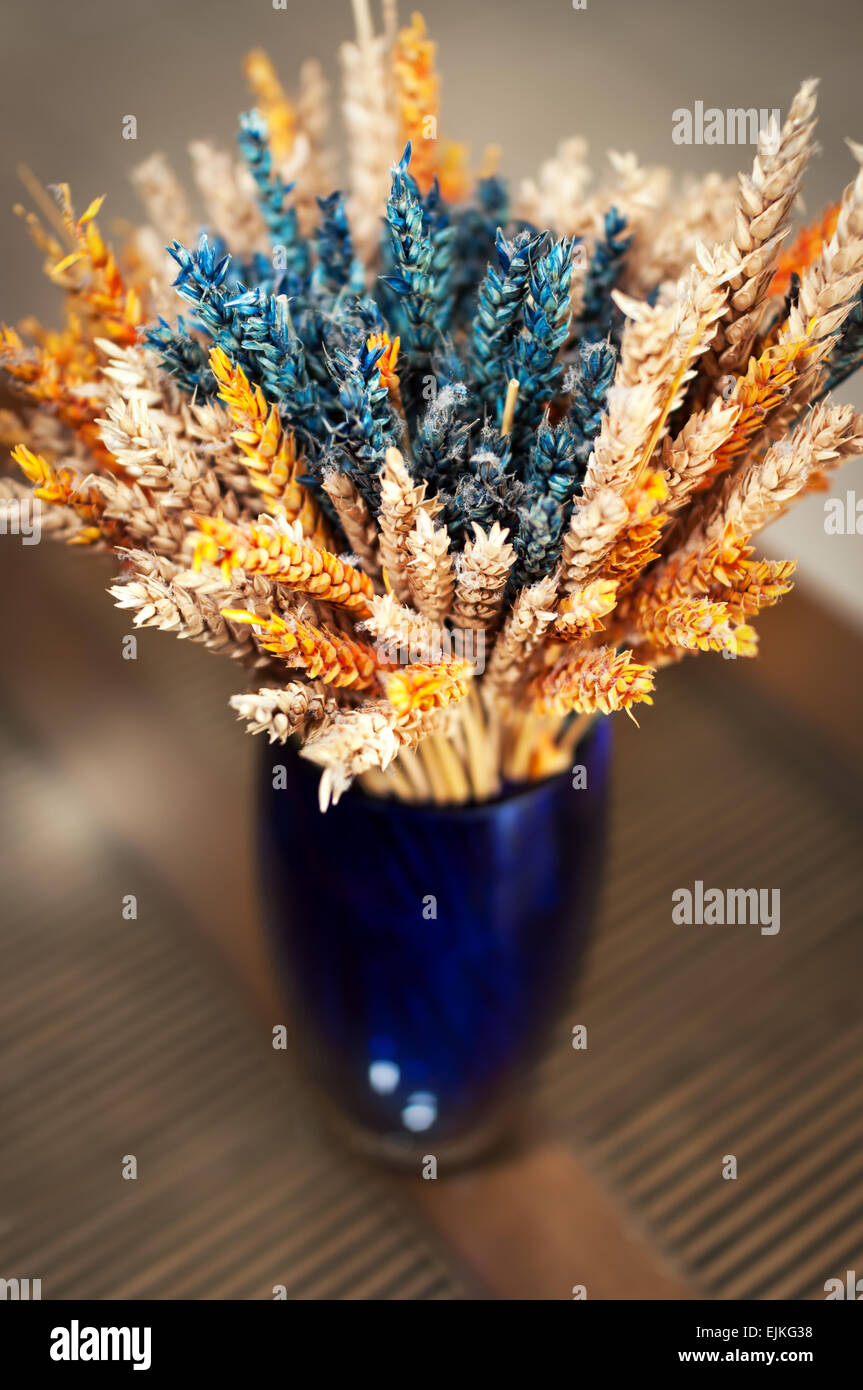 Bunte dekorative Vase mit getrockneten Weizen Stockfoto