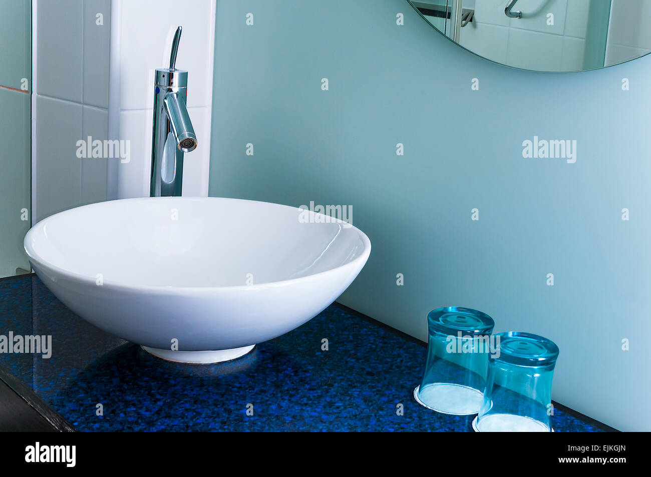 Waschtisch Waschbecken tippen Mixer Glas blau Stockfoto