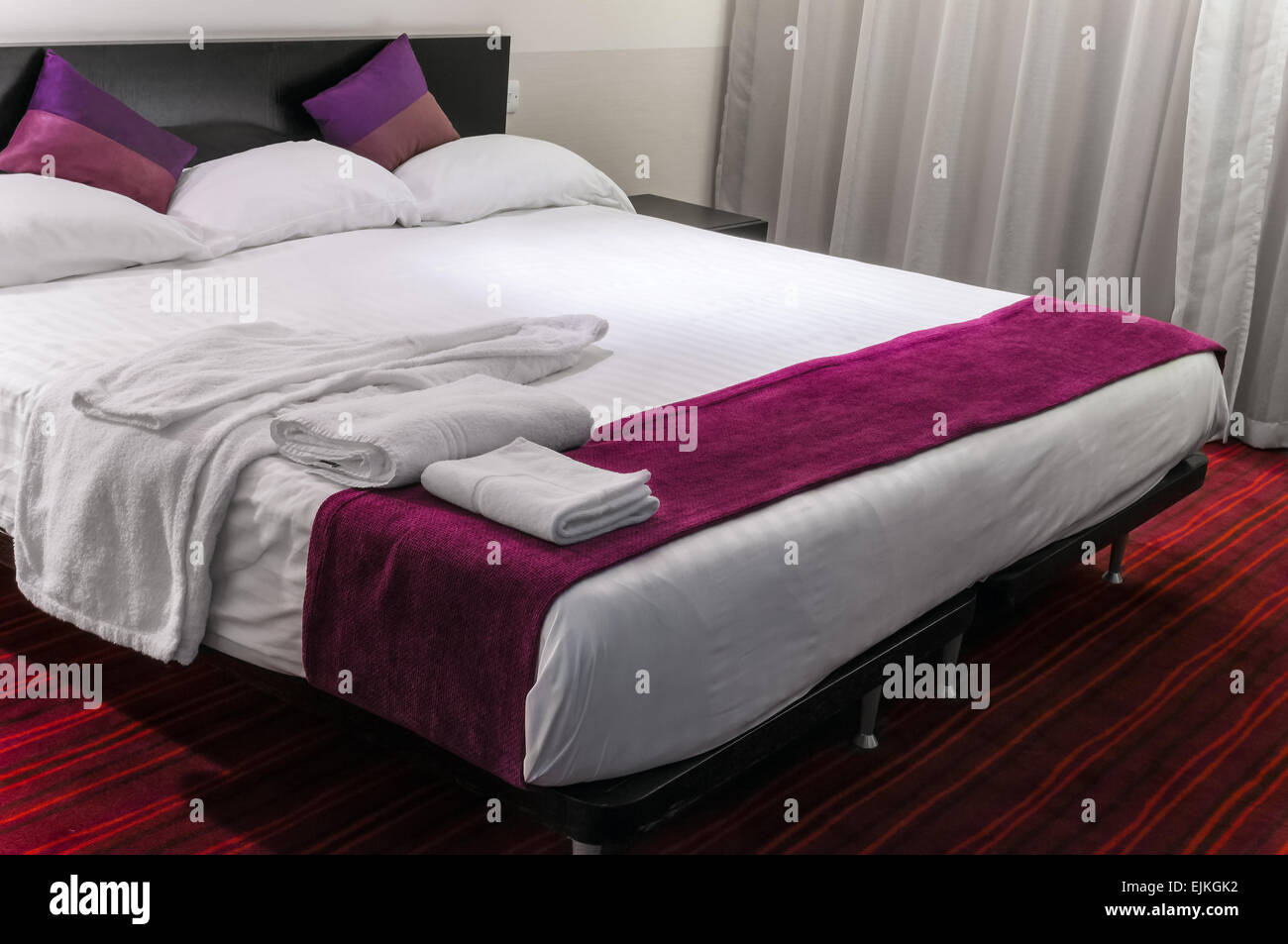 Modernes Hotel-Zimmer-Suite-Queen-Size-Bett Stockfoto