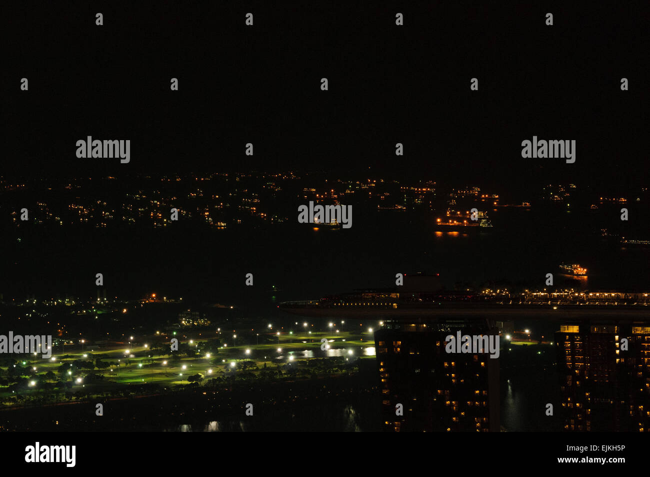Aerial Nachtansicht der Hafen von Singapur mit vielen Schiffen. Stockfoto
