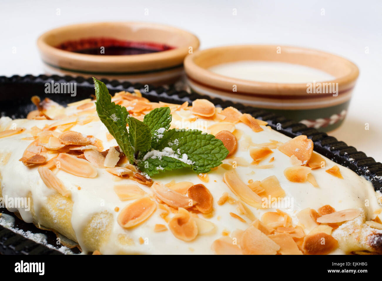 Apfelkuchen mit Vanille frosting mit saurer Sahne und Kirschmarmelade Stockfoto