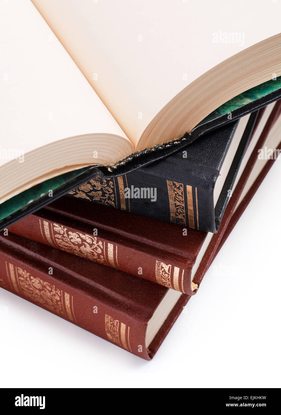 Öffnen Sie Buch mit leeren Seiten auf einen Stapel Bücher Stockfoto