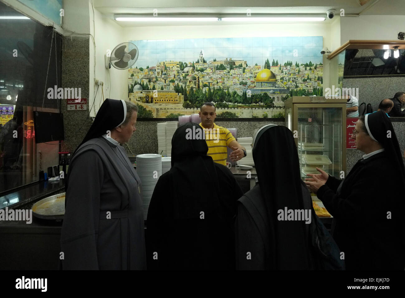 Katholische Nonnen an Jafar oder Ja'far eine muslimische Pastry Shop Verkauf von Baklava, kanafeh und andere Backwaren in Beit Habad auch Khan az Zait Straße im muslimischen Viertel der Altstadt Ost Jerusalem Israel Stockfoto