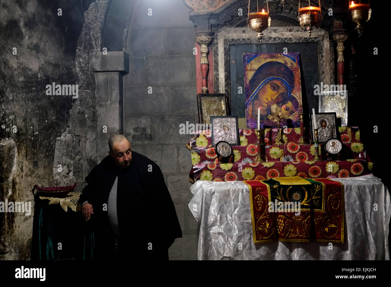 Ein Mitglied der Syrisch-orthodoxen Gemeinschaft in der Syrisch-orthodoxe Kapelle des Heiligen Joseph von Arimathäa und Nikodemus genannt auch Jacobite Kapelle in der Kirche des Heiligen Grabes im christlichen Viertel Ost Jerusalem Israel Stockfoto
