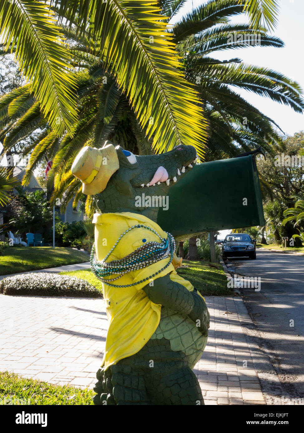 Von Hand bemalt Alligator Mailbox (Briefkasten), Residential Suburban Home, Dunedin, FL, USA Stockfoto