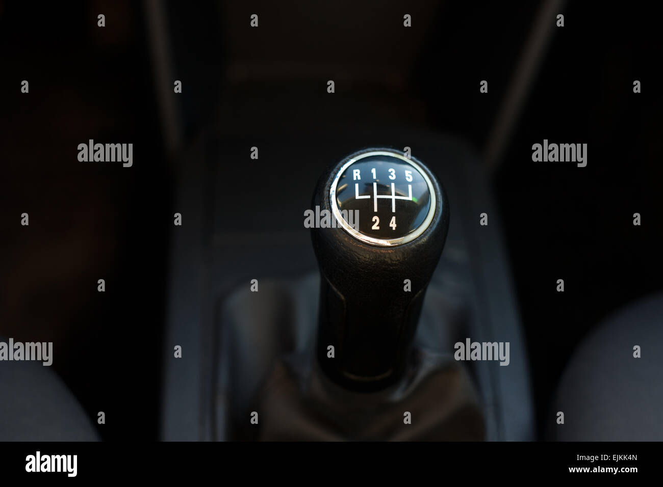 Auto-Shift-Getriebe oder Schalthebel zwischen den sitzen Stockfoto