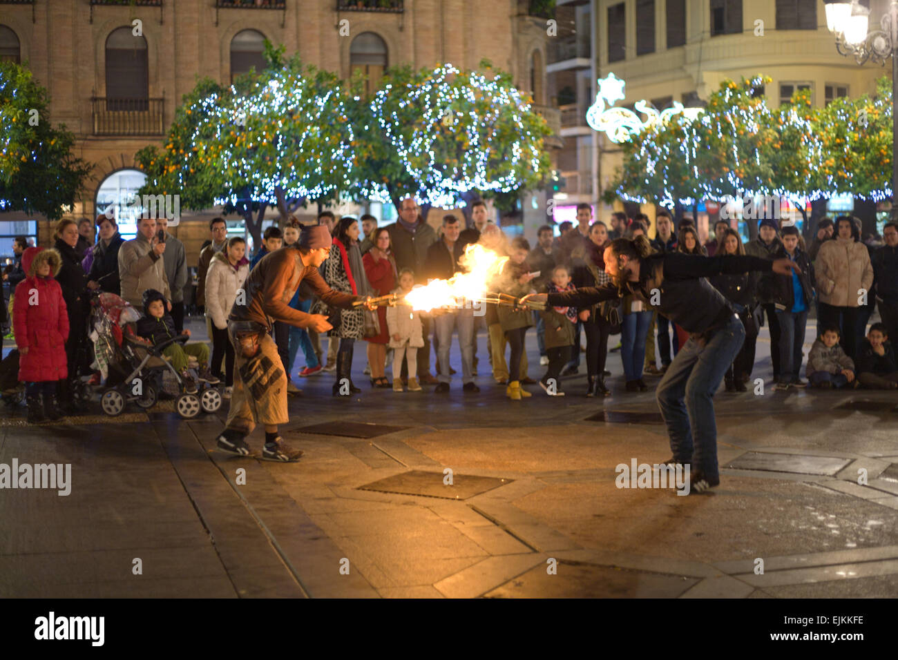 CORDOBA - JAN 4: A Street Entertainer spielen mit Feuer Fackel vor einer großen Menschenmenge, am 4. Januar 2015 in Cordoba Stockfoto