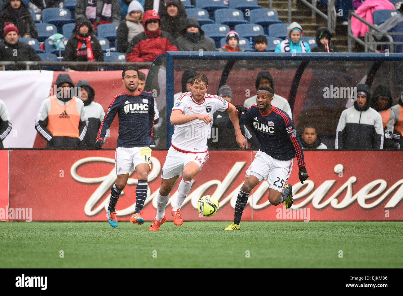 Foxborough, Massachusetts, USA. 28. März 2015. San Jose Earthquakes nach vorne Adam Jahn (14) Rennen New England Revolution Verteidiger Darrius Barnes (25) für den Ball während der MLS-Spiel zwischen den San José Earthquakes und die New England Revolution im Gillette Stadium in Foxborough, Massachusetts statt. New England besiegt San Jose 2-1. Eric Canha/CSM/Alamy Live-Nachrichten Stockfoto