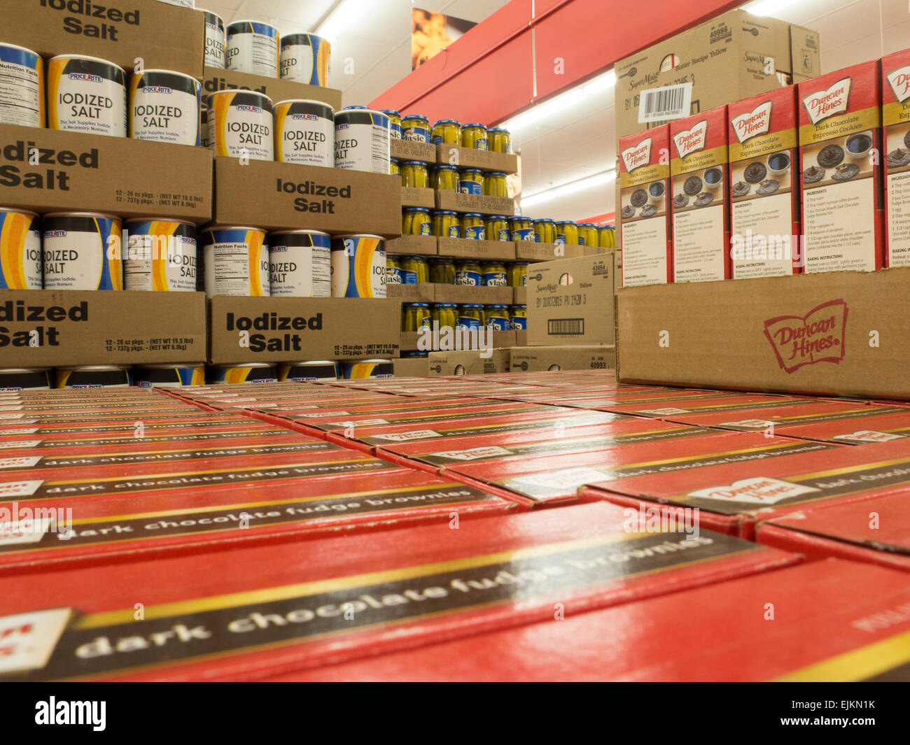 Backmischungen und Salz-Boxen sind für den Verkauf in einem Lager-Stil Supermarkt gestapelt... Stockfoto