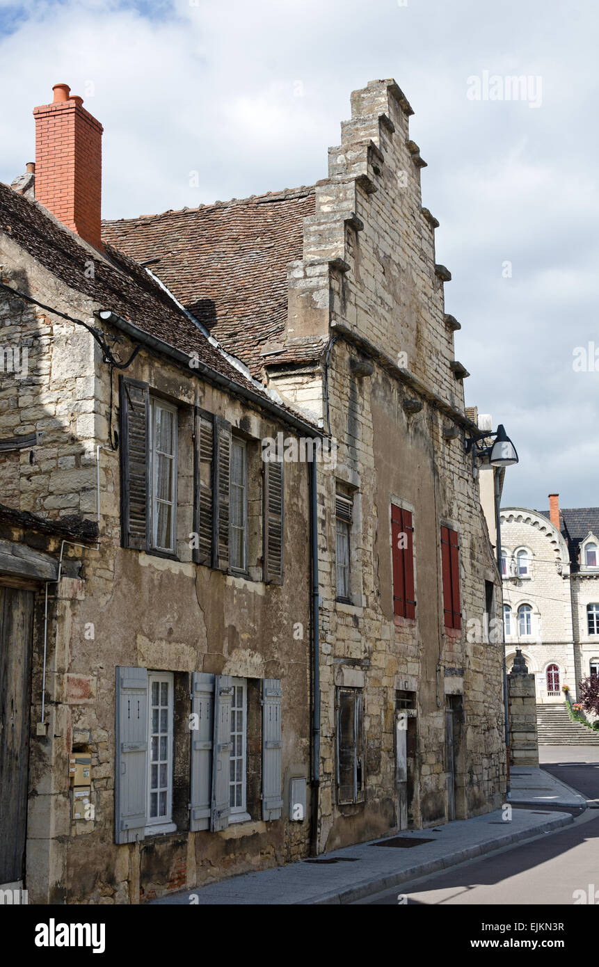 Eine ungewöhnliche Krähe trat Giebel Gebäude in Chagny, Burgund, Frankreich. Stockfoto