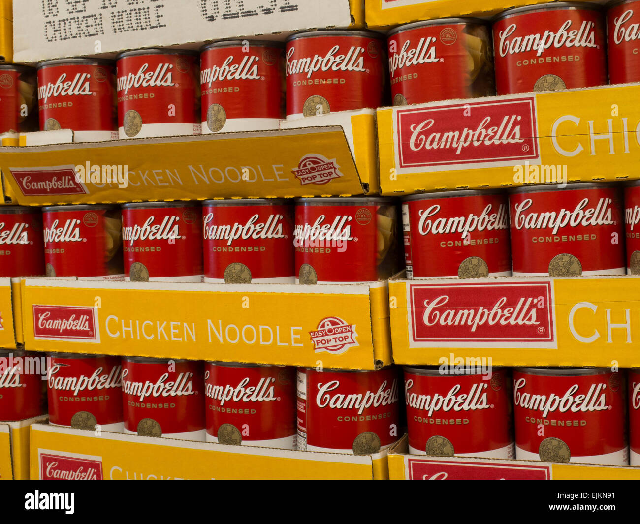 Dosen von Campbells Huhn Nudeln Suppe im Lager Stil Supermarkt gestapelt sind. Stockfoto