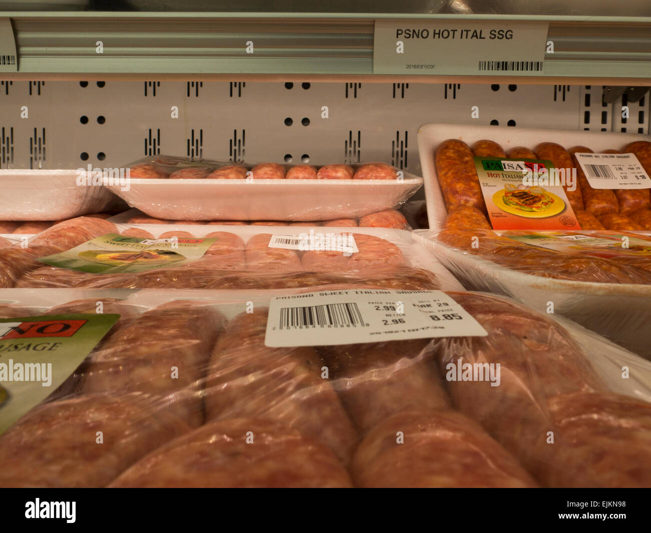 Würstchen sind im Abschnitt gekühltem Fleisch im Supermarkt aufgetürmt. Stockfoto