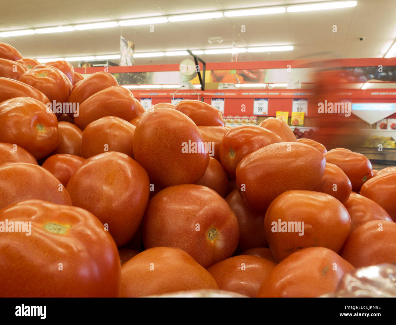 Haufen von Tomaten in einem Supermarkt Vitrine. Stockfoto