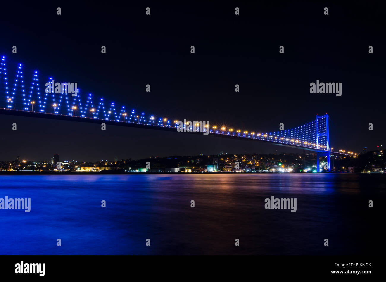 Nachtansicht der Bosporus-Brücke Stockfoto