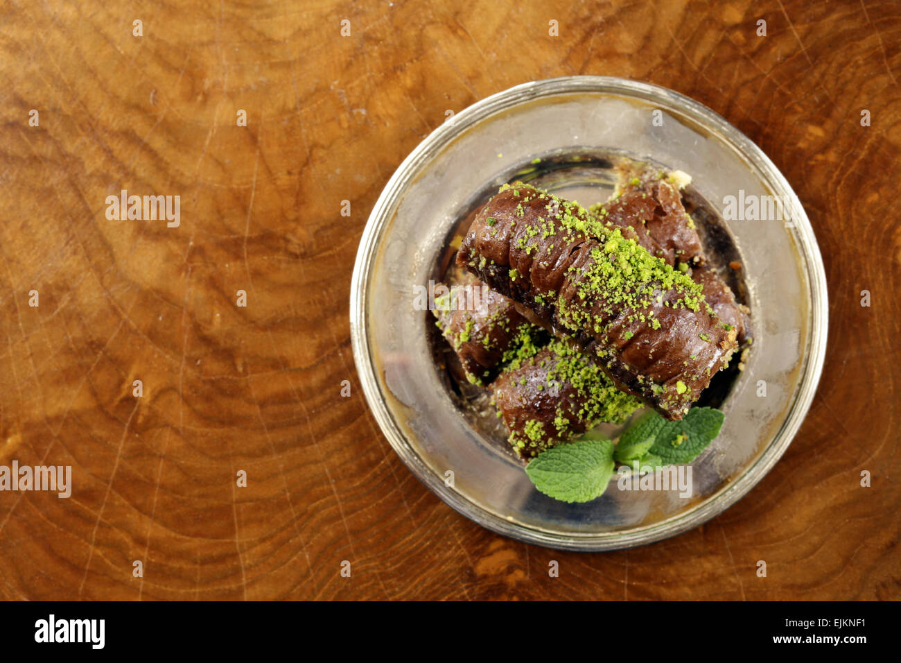 Türkische arabische Dessert - Baklava mit Honig und Nuss, Pistazien ...