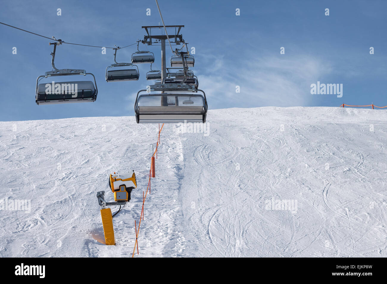 Sessellift Skipiste und Schnee Kanone Maschine Stockfoto