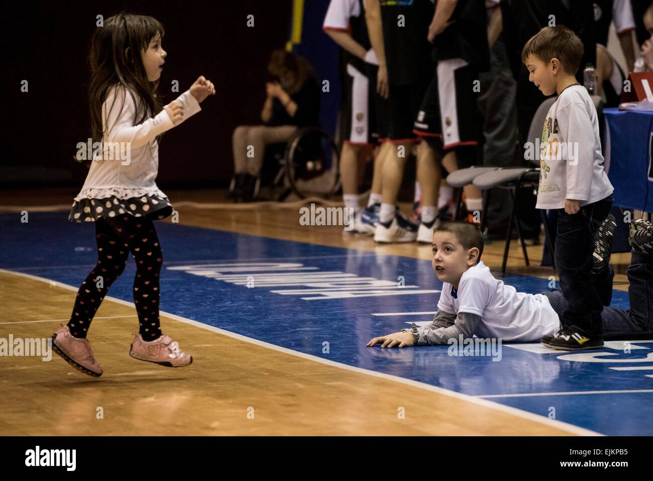 28. März 2015: Kinder spielen in der Pause des Spiels zwischen CSU Asesoft Ploiesti (ROU) und Universitatea Cluj Napoca (ROU) im Sala Sporturilor Olimpia in Ploiesti, Rumänien ROU Liga Nationala Masculina de Baschet Rumänien (LNMB). Catalin Soare/www.sportaction.ro Stockfoto