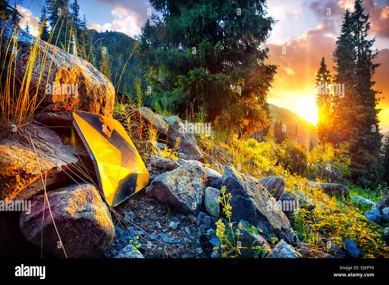 Pfeil-Symbol auf den Sonnenuntergang in den Bergen von Kasachstan Stockfoto