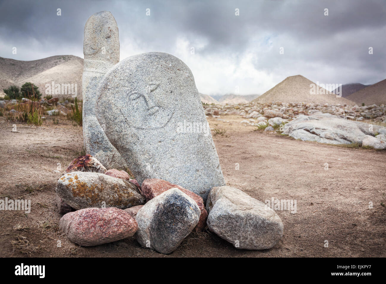 Alten Balbal Statuen in öffnen Luft Museum von Kirgisistan am bewölkten Gebirgshintergrund Stockfoto