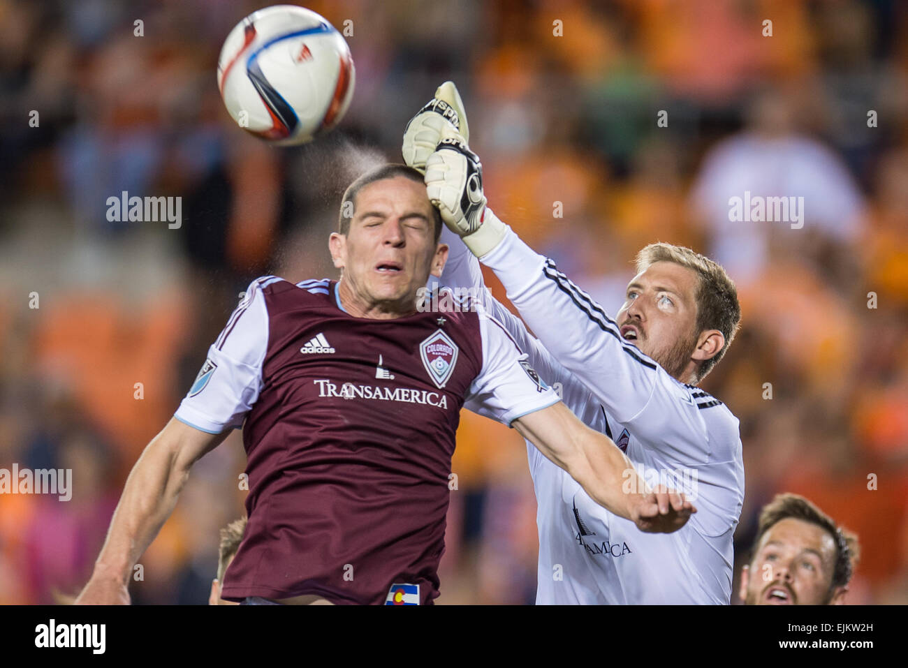Houston, Texas, USA. 28. März 2015. Colorado Rapids Torhüter Clint-Irwin (1) und Colorado Rapids Mittelfeldspieler Sam Cronin (6) wegzuräumen Houston Dynamo Ecke kick bei einem MLS-Spiel zwischen Houston Dynamo und die Colorado Rapids BBVA Compass-Stadion in Houston, TX am 28. März 2015. Das Spiel endete mit einem 0: 0 Unentschieden. Bildnachweis: Trask Smith/ZUMA Draht/Alamy Live-Nachrichten Stockfoto