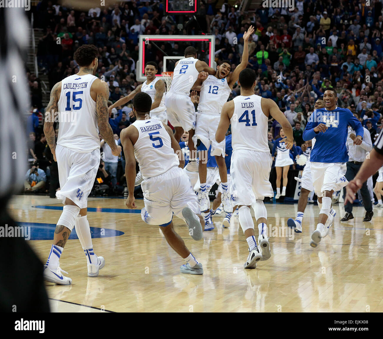 Cleveland, OH, USA. 28. März 2015. Der University of Kentucky gefeiert nachdem sie Notre-Dame in Quicken Loans Arena in Cleveland, Oh. Samstag, 28. März 2015 besiegt. Dies ist zweite Hälfte Aktion in der NCAA Midwest Region Meisterschaftsspiel. Großbritannien gewonnen 68 66, um das Final Four zu gelangen. Foto von Charles Bertram | Personal. © Lexington Herald-Leader/ZUMA Draht/Alamy Live-Nachrichten Stockfoto