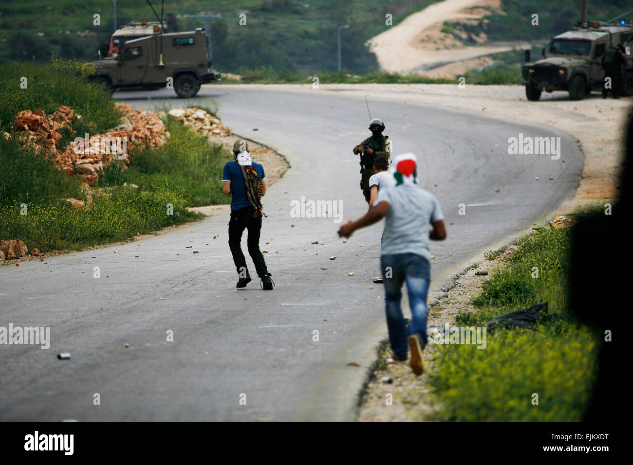 Palästina. 28. März 2015. Ein palästinensischen Demonstranten bereitet sich auf einen Stein gegen israelische Truppen während einer Protestaktion anlässlich Tag des Bodens, in der West Bank Dorf Nabi Saleh in der Nähe von Ramallah, Samstag, 28. März 2015 zu schleudern. Tag des Bodens erinnert Unruhen am 30. März 1976, wenn sechs israelische Araber von Sicherheitsbeamten beim Protest gegen die israelische Regierung Enteignungen Landpolitik getötet wurden. Bildnachweis: Muhesen Amren/Pacific Press/Alamy Live-Nachrichten Stockfoto