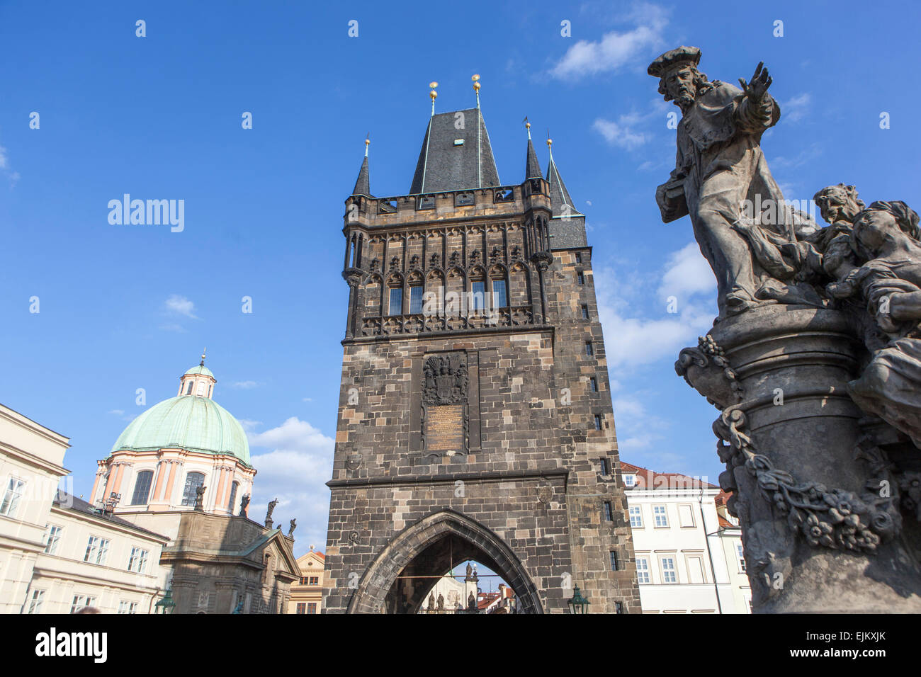 Altstädter Brückenturm und Statue des St. Ivo von Chartres Karlsbrücke, Old Town, Prag, Tschechische Republik Stockfoto