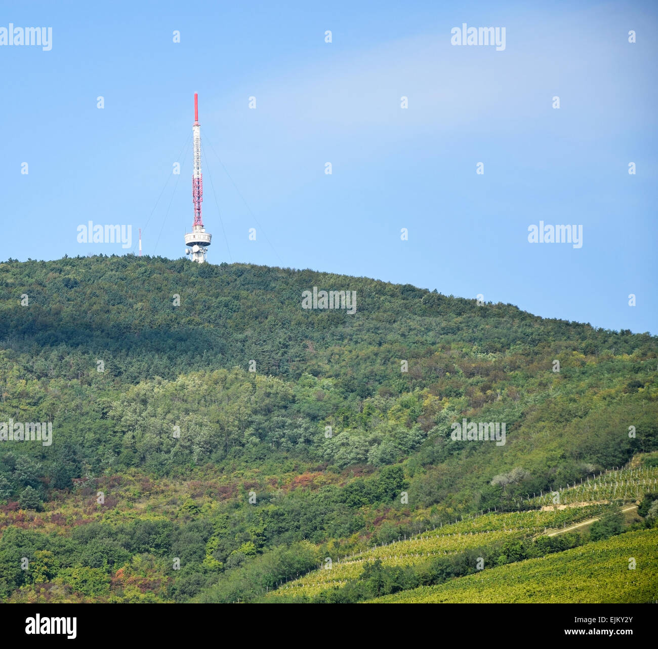 Fernsehturm auf dem Gipfel des Berges Stockfoto