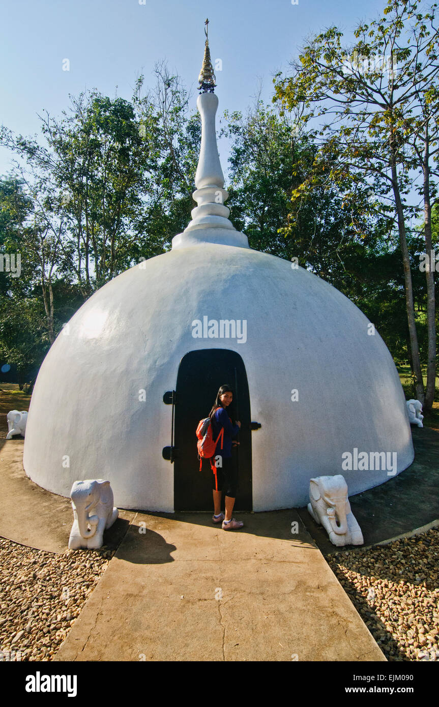 Tourist in ein Riesen-Iglu im Baan Daam Museum, Black House oder Black Tempel in der Provinz Chiang Rai, Thailand Stockfoto