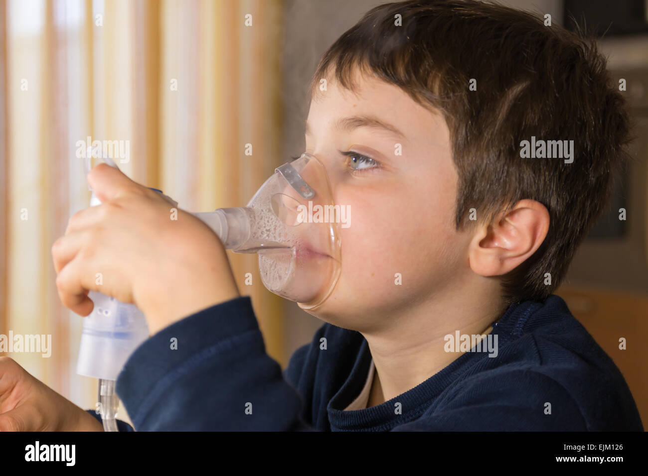 Kind unter Atemwegserkrankungen, Inhalationstherapie Stockfoto
